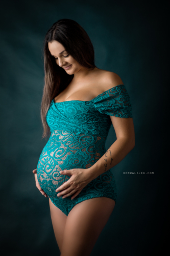 konwalijka-fotografia-ciazowa-sanok-fotograf-rodzinny-sesja-ciążowa-studio-boho-w-bieli2