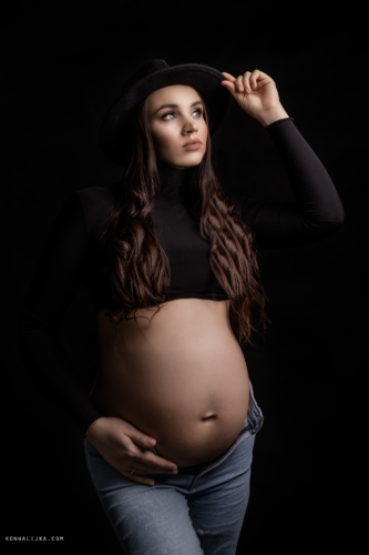 konwalijka-fotografia-ciazowa-sanok-fotograf-rodzinny-sesja-ciążowa-studio-boho-w-bieli7
