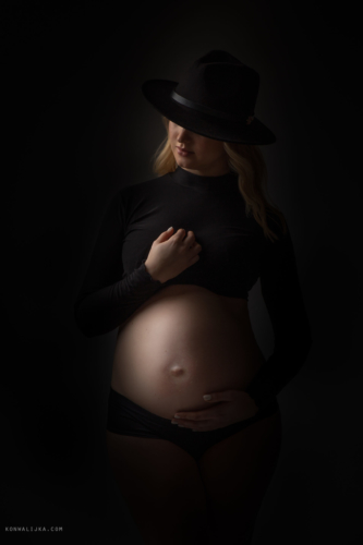 konwalijka-fotografia-ciazowa-sanok-fotograf-rodzinny-sesja-ciążowa-studio-boho-w-bieli9