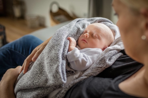 konwalijka_fotografia_dziecieca_sanok_rodzinna_lifestyle_sesja_w_domu_klienta_newborn_baby18